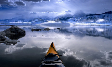 Картинка природа реки озера озеро камни горы снег облака лодка