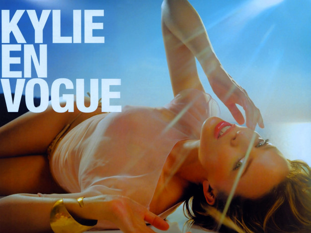 Обои картинки фото музыка, kylie minogue, певица, блондинка, топ, лучи