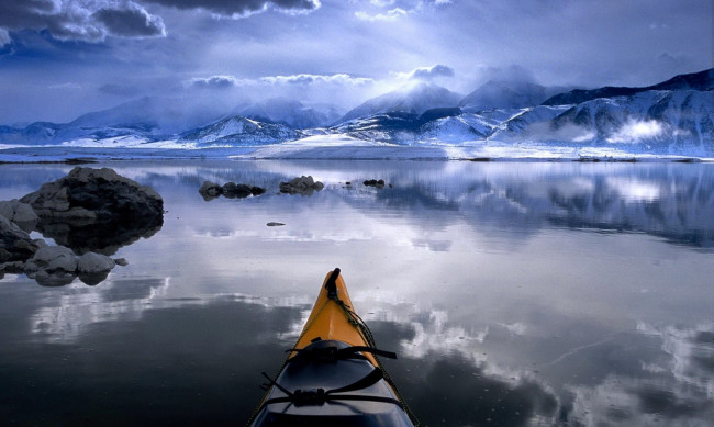 Обои картинки фото природа, реки, озера, озеро, камни, горы, снег, облака, лодка