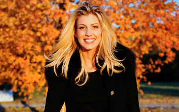 Картинка музыка faith+hill блондинка пальто деревья осень