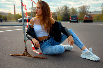 Картинка девушки -+рыжеволосые+и+разноцветные рыжая майка куртка джинсы кроссовки парковка машины