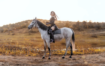 Картинка девушки ольга+кожевникова+ lady+bell образ косплей наряд костюм всадница лошадь горы болото