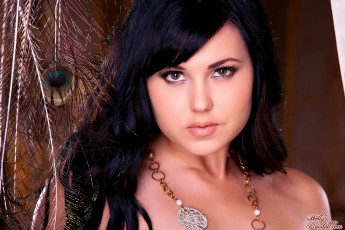 Картинка Bailey+Devonish девушки волосы взгляд перо цепочка