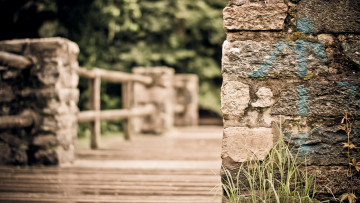 Картинка разное другое стена трава зелень кирпич перила ограждение