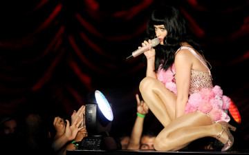 Картинка музыка katy perry микрофон сцена прожектор