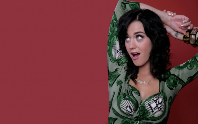Обои картинки фото музыка, katy, perry, подвеска, браслеты, тату