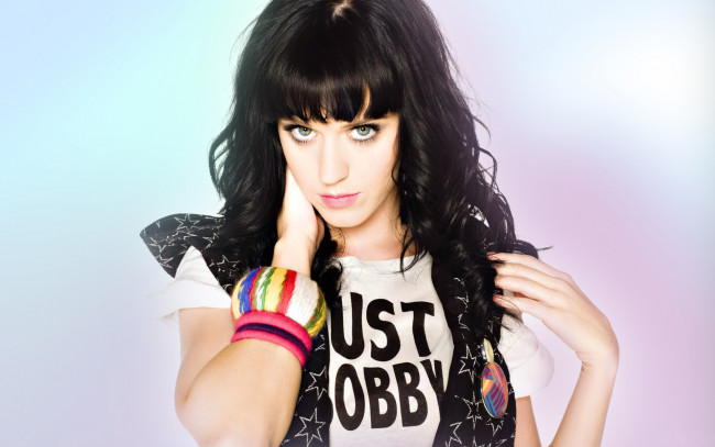 Обои картинки фото музыка, katy, perry, значок, браслеты