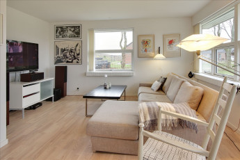 Картинка интерьер гостиная диван стол тумбочки картины