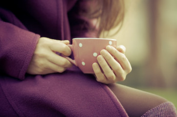 Картинка утренний кофе разное руки пальто чашка