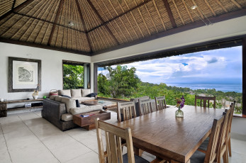 Картинка интерьер веранды террасы балконы диван панорама крыша стол