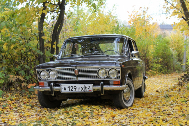 Обои картинки фото автомобили, ваз, lada, лада, жигули, тройка, 2103, легенда, ретро, автомобиль, ссср, осень, природа