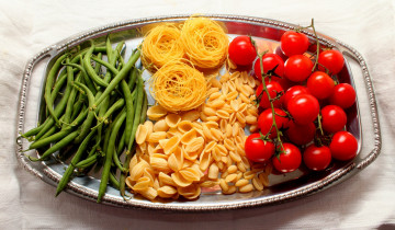 Картинка еда натюрморт поднос фасоль макароны помидоры