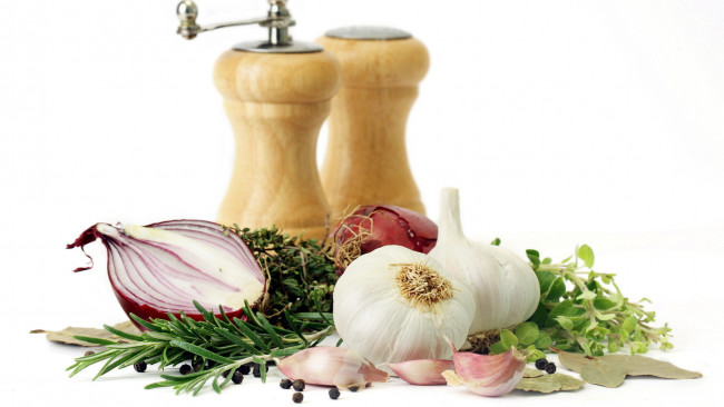 Обои картинки фото еда, овощи, лук, чеснок, розмарин, перец, зелень
