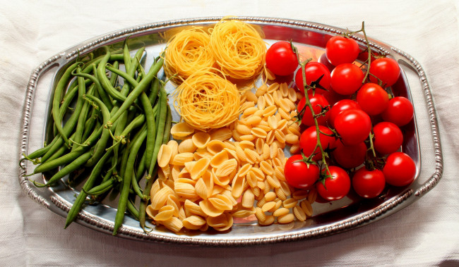 Обои картинки фото еда, натюрморт, поднос, фасоль, макароны, помидоры
