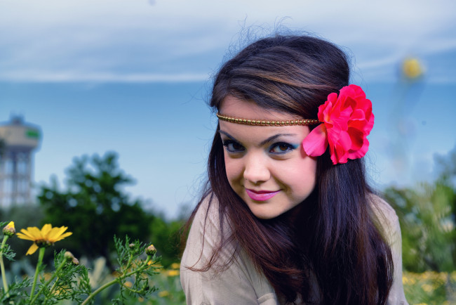 Обои картинки фото девушки, -unsort , брюнетки,  шатенки, девушка, взгляд, улыбка, макияж, роза