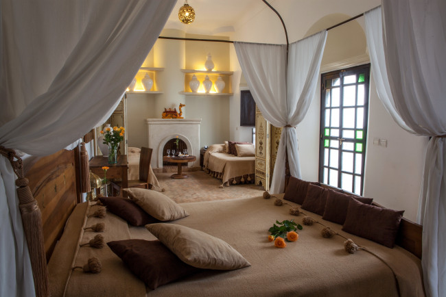 Обои картинки фото интерьер, спальня, кровать, цветы, камин, столик