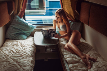 Картинка девушки -unsort+ рыжеволосые+и+другие нижнее бельё книга купе вагон девушка