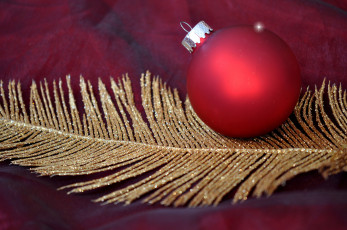 Картинка праздничные шары рождество новый год шарик игрушки украшение перо