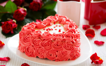 Картинка еда торты сладкое букет чай чашки heart coffee tea cups holiday десерт cream sweet торт dessert крем food cake rose flowers bouquet love любовь розы праздник сердце кофе