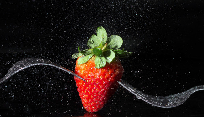 Обои картинки фото еда, клубника,  земляника, капли, влки, ягода