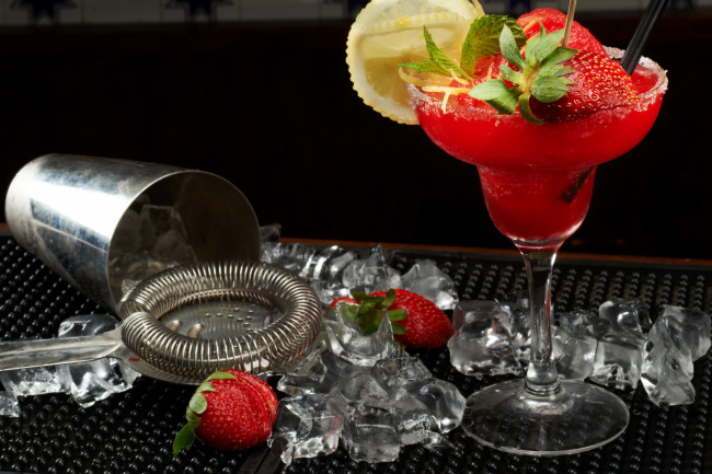 Обои картинки фото еда, напитки,  коктейль, коктейль, клубника, лимон