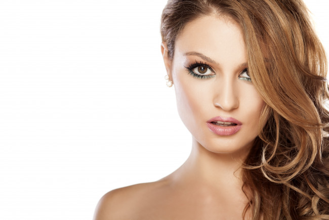 Обои картинки фото девушки, -unsort , лица,  портреты, фон, плечи, волосы, кудри, карие, глаза, взгляд, лицо, девушка, ресницы