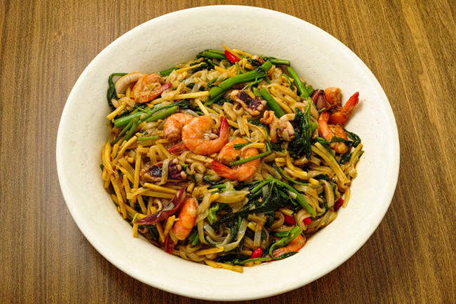 Обои картинки фото еда, рыбные блюда,  с морепродуктами, макароны, овощи