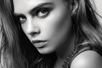 Картинка девушки cara+delevingne взгляд серьги черно-белая лицо модель кара делевинь
