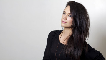 Картинка megan+lyn девушки свитер улыбка брюнетка