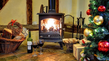 Картинка праздничные новогодний+очаг камин поленья елка вино бокалы