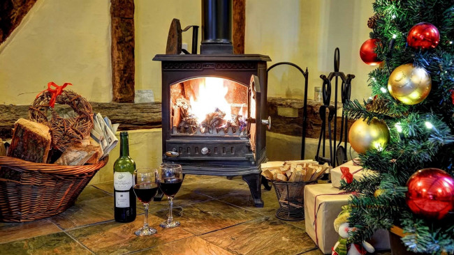Обои картинки фото праздничные, новогодний очаг, камин, поленья, елка, вино, бокалы