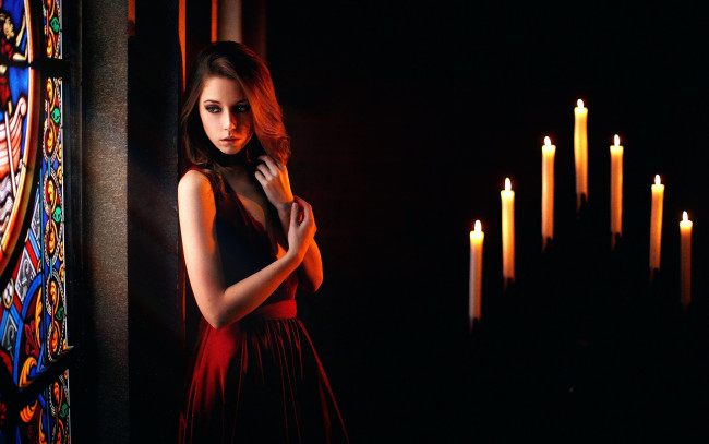 Обои картинки фото девушки, -unsort , брюнетки,  шатенки, декольте, витраж, ксения, кокорева, свечи