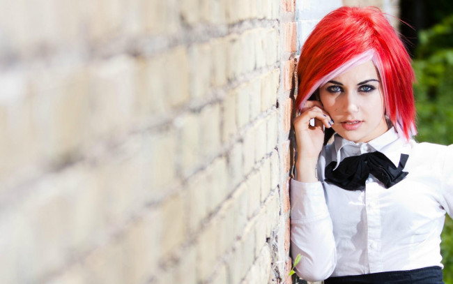 Обои картинки фото девушки, -unsort , рыжеволосые и другие, бант, стена, блуза, рыжая