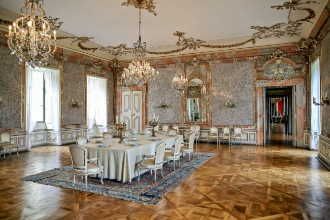 Обои картинки фото интерьер, дворцы,  музеи, столовая, люстры, канделябры, сервировка