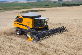 Картинка техника комбайны valtra