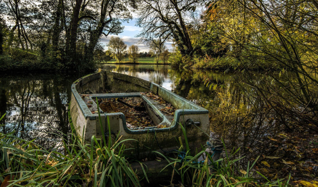 Обои картинки фото корабли, лодки,  шлюпки, пруд, лодка, заброшенная