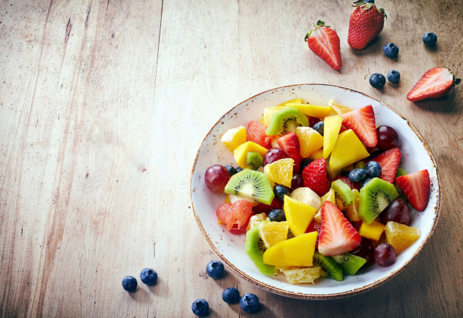 Обои картинки фото еда, фрукты,  ягоды, киви, клубника, черника