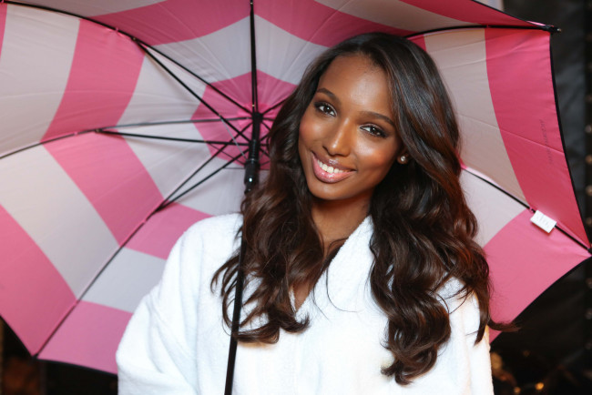Обои картинки фото jasmine tookes, девушки, поза, причёска, макияж, брюнетка, темнокожая, чернокожая, взгляд, jasmine, tookes, мулатка, модель, красотка, актриса, зонтик, девушка