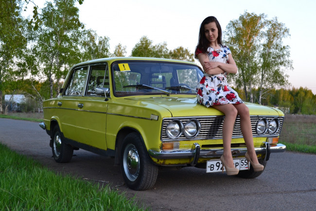 Обои картинки фото ваз- 2103, автомобили, -авто с девушками, дорога, девушка, автомобиль, жигули, ваз-, 2103