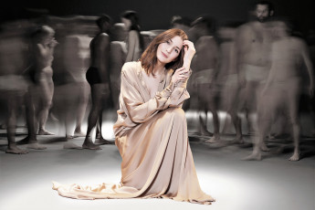 Картинка музыка -евровидение рыжая платье люди