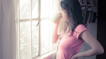 Картинка девушки -+брюнетки +шатенки шатенка чашка окно