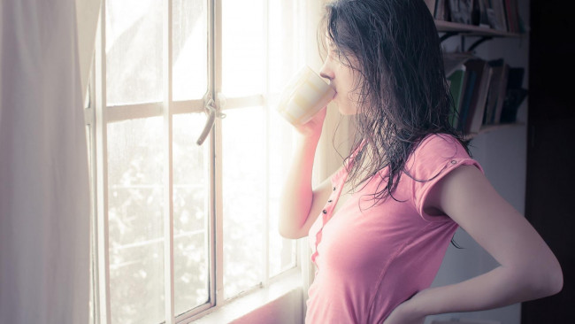 Обои картинки фото девушки, - брюнетки,  шатенки, шатенка, чашка, окно