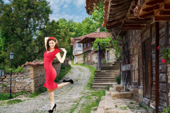 Картинка девушки -+брюнетки +шатенки улица фонарь брюнетка платье улыбка поза