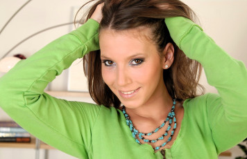 Картинка девушки lizzie+ryan шатенка кофта бусы