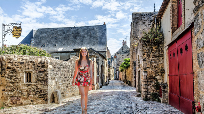 Обои картинки фото девушки, - брюнетки,  шатенки, улочка, брюнетка, платье, мини, улыбка