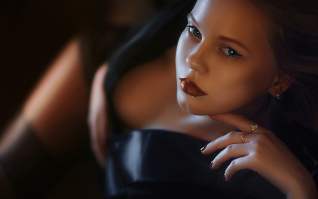 Обои картинки фото яна ковалёва, девушки, брюнетка, поза, декольте