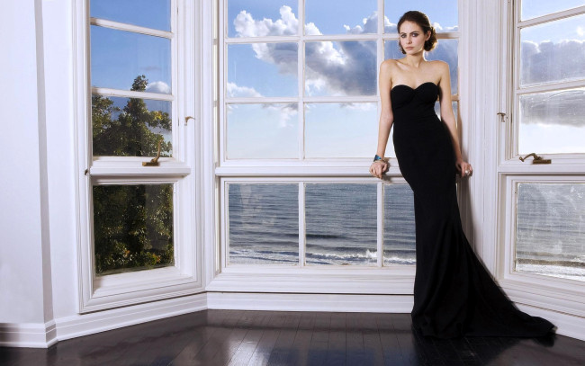 Обои картинки фото девушки, willa holland, шатенка, платье, окно