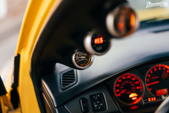 Обои картинки фото автомобили, спидометры, торпедо, автомобиль, транспортное, средство, постановка, mitsubishi, evo, глубина, резкости, evolution, ix, интерьер, желтые, lancer