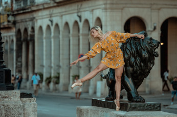 обоя сексуальная девушка, девушки, - блондинки,  светловолосые, девушка, женщина, блондинка, светловолосая, сексуальная, модель, звезда, позирует, разная, обувь, верхняя, стильная, одежда, нижнее, эротическое, бельё, трусы, лифчик, колготки, чулки, аксессуары, макияж, и, множество, элементов, на, фотографии