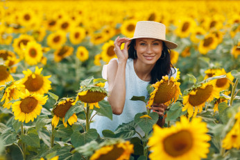 обоя сексуальная девушка, девушки, - брюнетки,  шатенки, девушка, женщина, брюнетка, темноволосая, сексуальная, модель, звезда, позирует, разная, обувь, верхняя, стильная, одежда, нижнее, эротическое, бельё, трусы, лифчик, колготки, чулки, аксессуары, макияж, и, множество, элементов, на, фотографии